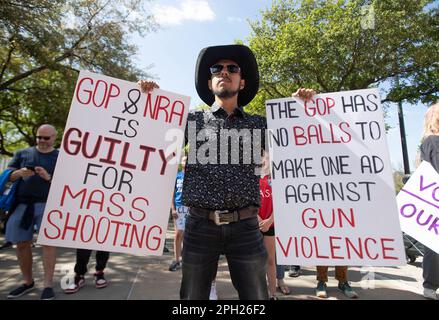 Austin, Texas, USA. 25. März 2023. Der Demonstrante HECTOR SANCHEZ steht am Samstag, den 26. März, an den Südtreppen des Texas Capitol, zum 5. Jahrestag des März, für unser Leben zur Ehrung der Opfer der Marjory Stoneman Douglas High School Massenschießerei, die am 14. Februar 2018 stattfand. Sanchez beschuldigt die Nationale Gewehrvereinigung und die Republikaner, die sie unterstützen, für Massenerschießungen mit Angriffswaffen. Kredit: Bob Daemmrich/Alamy Live News Stockfoto