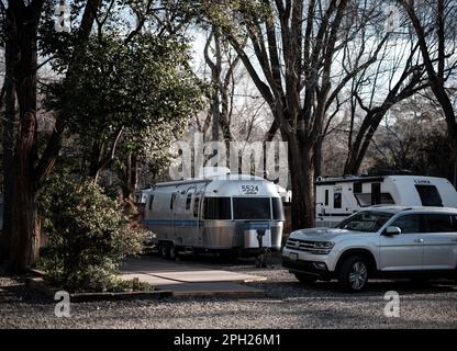 Der klassische und legendäre Airstream mit seiner unverwechselbaren Aluminiumkonstruktion und einzigartigen Form. Stockfoto