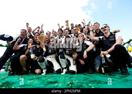Sao Paulo, Brasilien. 25. März 2023. 3/25/2023 – Mitch Evans, Jaguar TCS Racing, 1. Positionen, Sam Bird, Jaguar TCS Racing, 3.-Position, Teamfeier während der Formel-E-Runde 6 – Sao Paulo E-Prix in Sao Paulo, Brasilien. (Foto: Sam Bloxham/Motorsport Images/Sipa USA) Guthaben: SIPA USA/Alamy Live News Stockfoto
