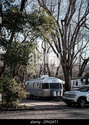 Der klassische und legendäre Airstream mit seiner unverwechselbaren Aluminiumkonstruktion und einzigartigen Form. Stockfoto