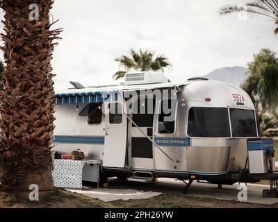 Der klassische und legendäre Airstream mit seiner unverwechselbaren Aluminiumkonstruktion und einzigartigen Form. Stockfoto