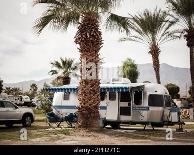 Der klassische und legendäre Airstream mit seiner unverwechselbaren Aluminiumkonstruktion und einzigartigen Form. Stockfoto