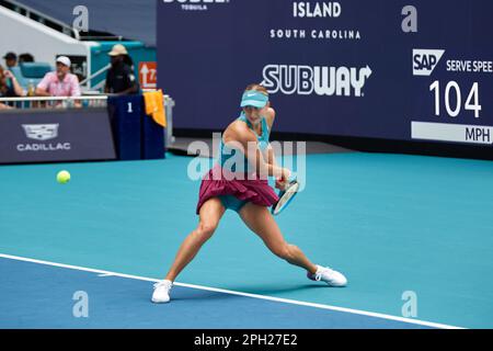 Miami Gardens, Florida, USA. 25. März 2023 [WTA] [27] A. Potapova gegen [6] C. Gauff (USA) während des weltweiten Tennisturniers bei den Miami Open 2023 powered by Itau. Kredit: Yaroslav Sabitov/YES Market Media/Alamy Live News. Stockfoto