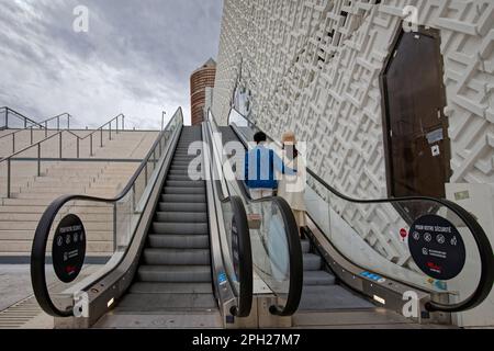 LYON, FRANKREICH, 25. März 2023 : Part-Dieu Handelszentrum im Freien. Das größte Einkaufszentrum Europas mit mehr als 250 Geschäften, Restaurants oder m Stockfoto