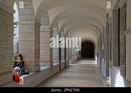 LYON, FRANKREICH, 12. März 2023 : das Kloster des alten Krankenhauses Hotel-Dieu, das jetzt als Handels- und Kunstzentrum erneuert wurde. Stockfoto