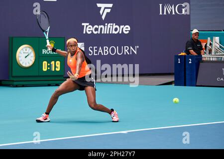 Miami Gardens, Florida, USA. 25. März 2023 [WTA] [27] A. Potapova gegen [6] C. Gauff (USA) während des weltweiten Tennisturniers bei den Miami Open 2023 powered by Itau. Kredit: Yaroslav Sabitov/YES Market Media/Alamy Live News. Stockfoto