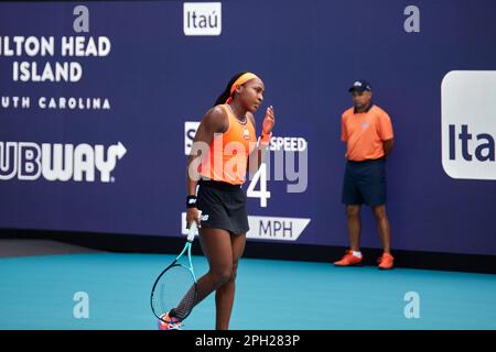 Miami Gardens, Florida, USA. 25. März 2023 [WTA] [27] A. Potapova gegen [6] C. Gauff (USA) während des weltweiten Tennisturniers bei den Miami Open 2023 powered by Itau. Kredit: Yaroslav Sabitov/YES Market Media/Alamy Live News. Stockfoto