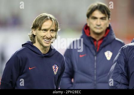 Zagreb, Kroatien. 25. März 2023. SPLIT, KROATIEN - MÄRZ 25: Kroatischer Cheftrainer Zlatko Dalic und Luka Modric von Kroatien vor Beginn des qualifizierenden UEFA EURO 2024-Spiels der Gruppe D zwischen Kroatien und Wales im Stadion Poljud am 25. März 2023 in Split, Kroatien. Foto: Matija Habljak/PIXSELL Credit: Pixsell/Alamy Live News Stockfoto