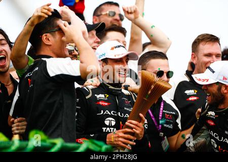 Sao Paulo, Brasilien. 25. März 2023. 3/25/2023 – Mitch Evans, Jaguar TCS Racing, 1. Positionen, und Sam Bird, Jaguar TCS Racing, Position 3., feiern Sie mit ihrem Team bei der Podiumzeremonie während der Formel E Runde 6 – Sao Paulo E-Prix in Sao Paulo, Brasilien. (Foto: Alastair Staley/Motorsport Images/Sipa USA) Guthaben: SIPA USA/Alamy Live News Stockfoto