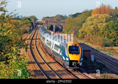 Ein Meridian-Dieselmotor der Klasse 222 mit der Nummer 222001, der am 12. November 2005 in Souldrop in einem Midland Mainline-Service arbeitet. Stockfoto