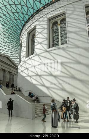 Queen Elizabeth II Great Court, British Museum, Great Russell Street London. Das von Foster & Partners entworfene große Gericht ist das größte Cov Stockfoto