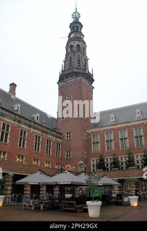 Uhrenturm des Rathauses, Blick vom Innenhof am düsteren Wintertag, Leiden, Niederlande Stockfoto