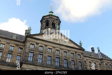 Königspalast von Amsterdam, Vorderseite mit Blick auf den Damplein, Teilblick, gewölbter Uhrenturm und Skulpturen mit Pediment, Amsterdam, Niederlande Stockfoto