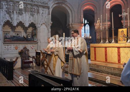 London, Großbritannien. 24. März 2023: Gottesdienst in St. Bartholomäus dem Großen zur Feier des 900. Jahrestags des St. Bartholomäus-Krankenhauses und der Kirche. Der Gottesdienst wurde von Bischof Sarah Mullally, Rektor Marcus Walker und Subdeacon Sarah Kelsey geleitet Stockfoto