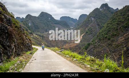 Ha Giang Loop, ein Adrenalinerlebnis im Norden Vietnams mit einer atemberaubenden Landschaft und Atmosphäre. Die Motorradtour bietet einen Abenteuerurlaub. Stockfoto