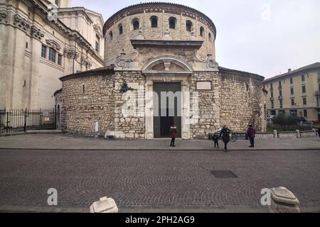 Fassade des Alten Doms neben der Himmelfahrt-Kathedrale auf dem Paolo VI-Platz in Brescia Stockfoto