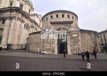 Fassade des Alten Doms neben der Himmelfahrt-Kathedrale auf dem Paolo VI-Platz in Brescia Stockfoto