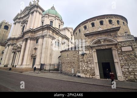 Fassade des Alten Doms neben der Himmelfahrt-Kathedrale auf dem Paolo VI-Platz in Brescia Stockfoto