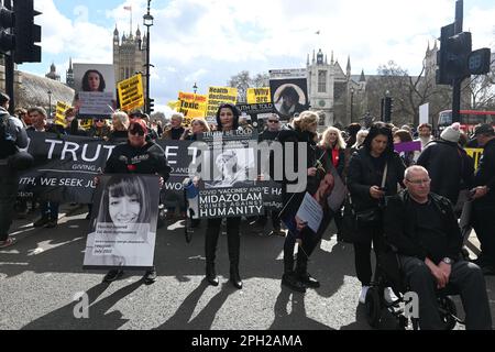 Parliament Square, London, Großbritannien. 25. März 2023 Tausende Briten protestieren weiterhin und fordern Gerechtigkeit und Entschädigung für die Verletzten und Hinterbliebenen, Tod durch Impfmärsche durch Whitehall, Downing Street. Kredit: Siehe Li/Picture Capital/Alamy Live News Stockfoto