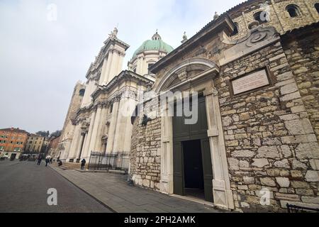 Fassade des Alten Doms neben der Himmelfahrt-Kathedrale auf dem Paolo VI-Platz in Brescia Stockfoto