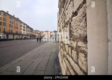 Fassade des Alten Doms neben der Himmelfahrt-Kathedrale auf dem Paolo VI-Platz in Brescia Stockfoto