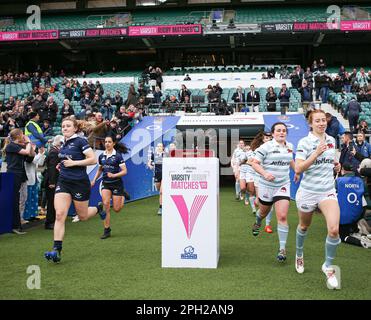 Die Teams laufen für das 2023 Women's Varsity Match im Twickenham Stadium in London aus. Foto: Samstag, 25. März 2023. Stockfoto