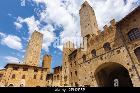 Piazza del Duomo, San Gimignano, Provinz Siena, Toskana, Italien. San Gimignano ist ein UNESCO-Weltkulturerbe. Stockfoto