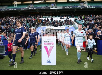 Die Mannschaften verlassen den Tunnel für das 2023 Männer Varsity Match im Twickenham Stadium, London. Foto: Samstag, 25. März 2023. Stockfoto