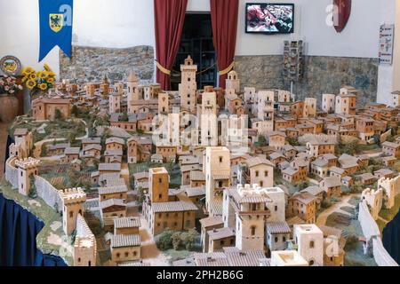 Die Stadt San Gimignano, wie sie etwa 1300 war, nach dem Vorbild von Terrakotta. San Gimignano, Provinz Siena, Toskana, Italien. San Gimignano ist ein UNESCO-Weltkulturerbe Stockfoto