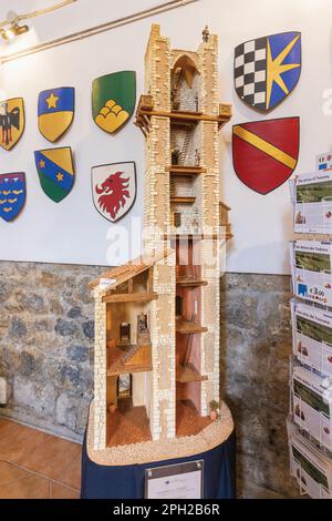 Schnittansicht eines Turms in San Gimignano, um die Gestaltung des Innenraums zu veranschaulichen, wie sie es etwa 1300 gewesen wäre. Das Modell besteht aus Terrakotta. San G. Stockfoto