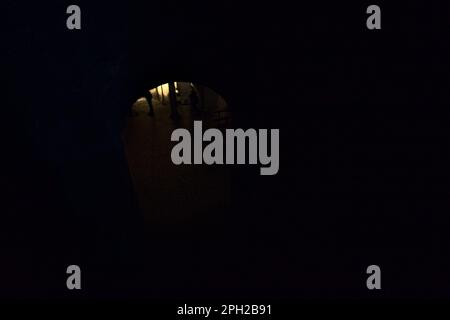 Treppe, die zu einer Gruft in einer Kirche führt Stockfoto