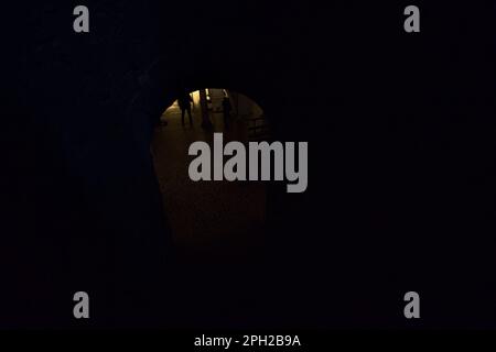 Treppe, die zu einer Gruft in einer Kirche führt Stockfoto