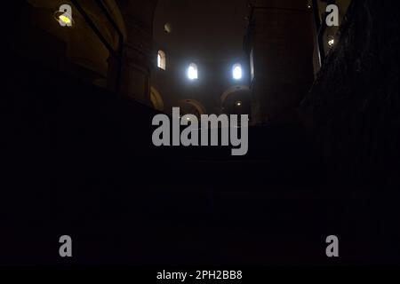 Treppe in einer Gruft, die zum Hauptschiff einer Kirche führt Stockfoto