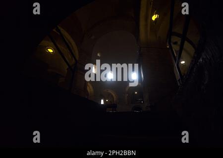 Treppe in einer Gruft, die zum Hauptschiff einer Kirche führt Stockfoto