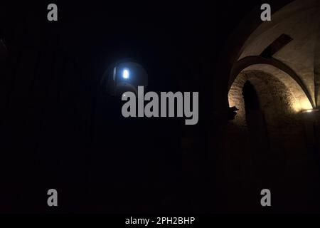 Treppe in einer Gruft, die zum Hauptschiff einer Kirche führt Stockfoto