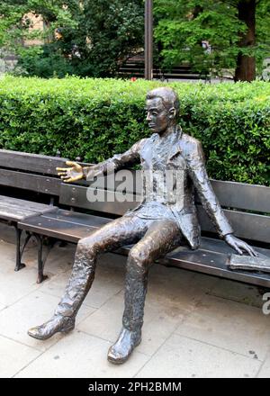 Student, Bronzeskulptur, vor dem Collegium Novum, Gebäude der alten Universitätsbibliothek, auf dem Hauptcampus der Universität Warschau, Polen Stockfoto