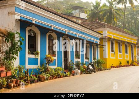 Panaji, Goa, Indien, Januar 7 2023: Oldtimer-Gebäude und farbenfrohe portugiesische Häuser in Fontainhas in Panaji, Goa. Stockfoto