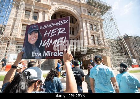 Austin, Texas, USA. 25. März 2023. Texaner versammeln sich am Samstag, den 26. März, am 5. Jahrestag des März auf den Südtreppen des Kapitols, um die Opfer der Marjory Stoneman Douglas High School Massenschießerei zu ehren, die am 14. Februar 2018 stattfand. Die Familien der 2022 in Uvalde, Texas, erschienenen Schulen sprachen sich gegen leicht erhältliche „Kriegswaffen“ wie AR-15-Gewehre. EVA MIRELES war eine Lehrerin, die im Mai 2022 bei Uvalde-Schießereien getötet wurde. (Kreditbild: © Bob Daemmrich/ZUMA Press Wire) NUR REDAKTIONELLE VERWENDUNG! Nicht für den kommerziellen GEBRAUCH! Kredit: ZUMA Press, Inc./Alamy Live News Stockfoto