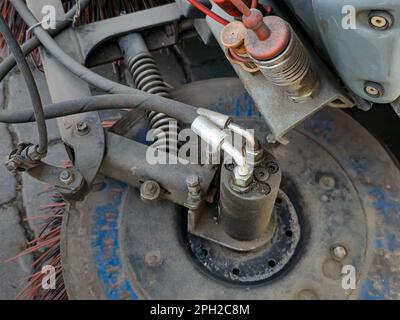 Reinigung der Kehrmaschine im Nahbereich. Konzept entfernt Straßen von Schmutz. Stockfoto