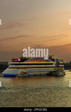 Panaji Goa Indien Okt 22 2022: Bootstour bei Sonnenuntergang mit Blick auf die Atal Setu Brücke und Aktivitäten auf dem Mandovi Fluss, einschließlich der Flusskasinos in Goa Stockfoto