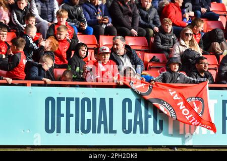 London am Samstag, den 25. März 2023. Charlton-Fans während des Spiels der Sky Bet League 1 zwischen Charlton Athletic und Wycombe Wanderers im Valley, London, am Samstag, den 25. März 2023. (Foto: Ivan Yordanov | MI News) Guthaben: MI News & Sport /Alamy Live News Stockfoto