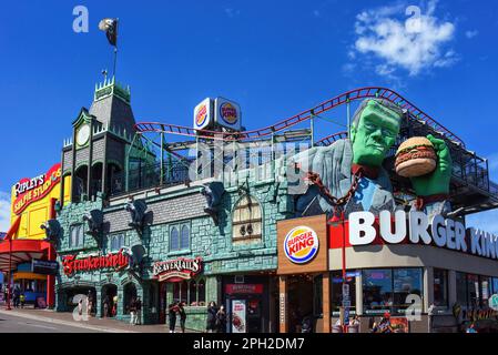 Niagarafälle, Kanada - 13. August 2022: The House of Frankenstein mit Achterbahnfahrt, Ripley's, Beaver Tails und Burger King auf Clifton Hill, Stockfoto