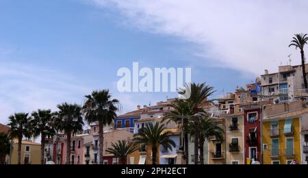 Farbenfrohe Häuser in der Küstenstadt Villajoyosa, Alicante, Spanien Stockfoto