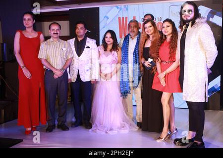 Kalkutta, Indien. 25. März 2023. Debasish Kumar, Mitglied der Parlamentarischen Versammlung Westbengalen, nimmt am 25. März 2023 zusammen mit Schauspielerin Parija, Indianermodell Madhabilata Mitra und anderen an der Modenschau „GlamourX Session 1,0" in Kalkutta, Indien, Teil. (Foto von Debajyoti Chakraborty/NurPhoto)0 Kredit: NurPhoto SRL/Alamy Live News Stockfoto