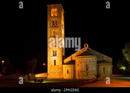 Noche, iglesia romanica sant Climent de Taüll Stockfoto