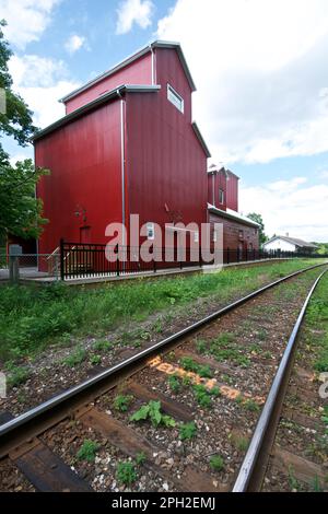 Bahngleise entlang eines Bahnhofs Stockfoto