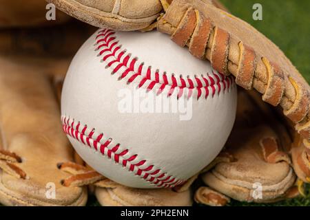 Baseballhandschuh und Ball. Freizeit-, Jugend- und Berufssportkonzept. Stockfoto