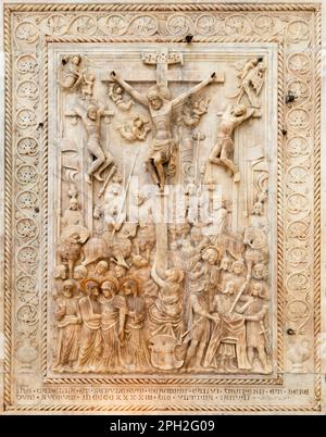 GENUA, ITALIEN - 7. MÄRZ 2023: Das Marmorrelief der Kreuzigung in der Kathedrale - Cattedrale di San Lorenzo ab 15. Cent. Stockfoto