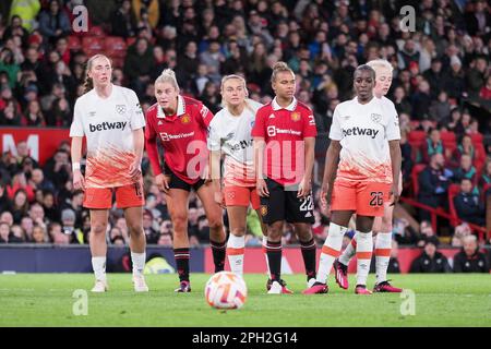 Manchester, Großbritannien. 25. März 2023. Manchester, England, März 25. 2023: Die Spieler warten darauf, dass der Elfmeter beim Barclays FA Womens Super League-Spiel zwischen Manchester United und West Ham im Old Trafford in Manchester, England (Natalie Mincher/SPP) genommen wird. Guthaben: SPP Sport Press Photo. Alamy Live News Stockfoto