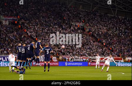 Harry Wilson von Wales nimmt beim Qualifikationsspiel der UEFA Euro 2024 Group D im Stadion Poljud, Split, einen Freistoß entgegen. Foto: Samstag, 25. März 2023. Stockfoto